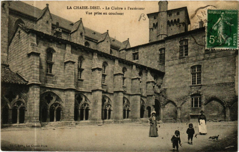 Carte postale ancienne La Chaise-Dieu - La Cloitre a l'exterieur - Vue prise au couchant à La Chaise-Dieu
