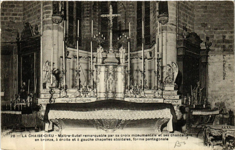 Carte postale ancienne La Chaise-Dieu-Maitre-Autel remarquable par sa croix monumentale à La Chaise-Dieu