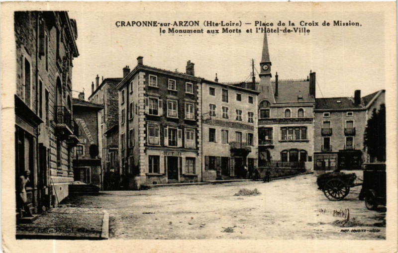 Carte postale ancienne Craponne-sur-Arzon (Hte-Loire) - Place de la Croix de Mission à Craponne-sur-Arzon
