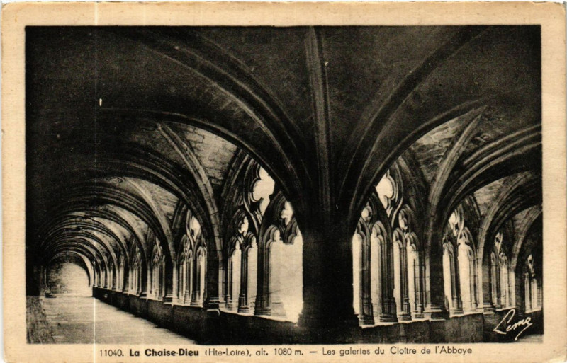 Carte postale ancienne Le Chaise-Dieu (Hte-Loire) alt 1080 m - Les galeries du Cloitre de