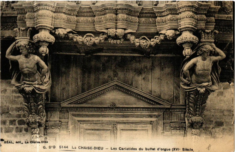 Carte postale ancienne La Chaise-Dieu - Les Cariatides du buffet d'orgue (Xvi siecle) à La Chaise-Dieu