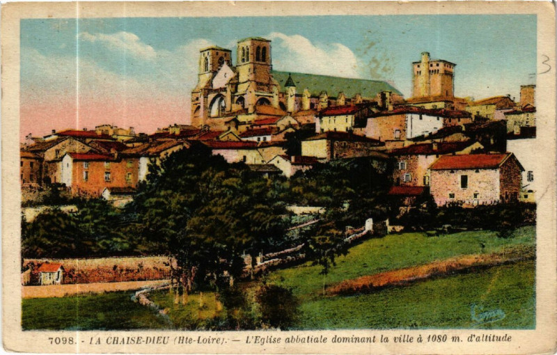 Carte postale ancienne La Chaise-Dieu (Hte-Loire) - L'Eglise abbatiale dominant la ville à La Chaise-Dieu