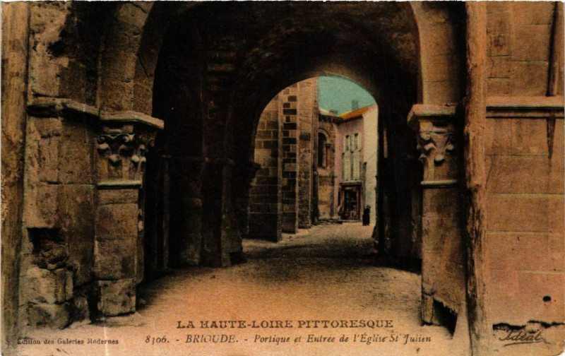 Carte postale ancienne Brioude - Portique et Entree de l'eglise St-Julien à Brioude