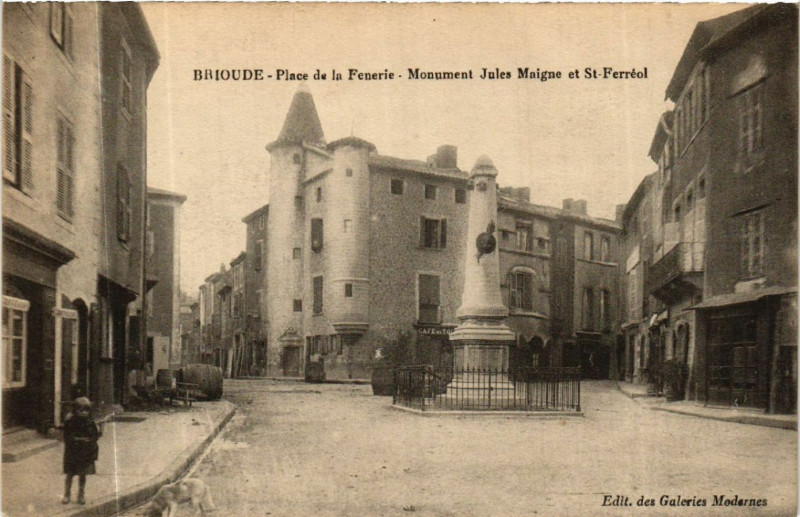 Carte postale ancienne Brioude - Place de la Fenerie- Monument Jules Maigne et St-Ferreol à Brioude