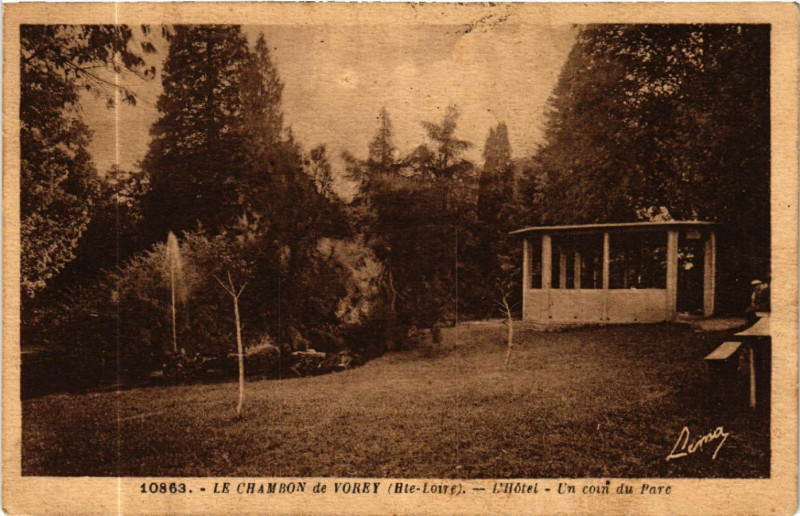 Carte postale ancienne Le Chambon de Vorey (Hte-Loire) - L'Hotel - Un coin du Parc à Vorey