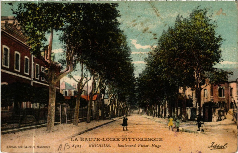 Carte postale ancienne Brioude - Boulevard Victor-Hugo à Brioude