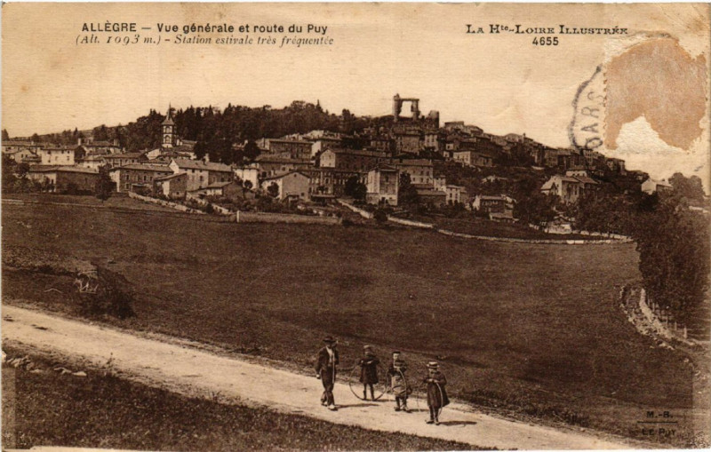 Carte postale ancienne Allegre - Vue generale et route du Puy (Alt 1093 m) - Station ... à Allègre