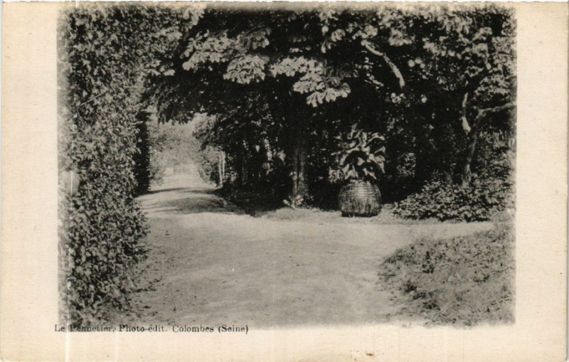Carte postale ancienne Cheilhac - L'Allee