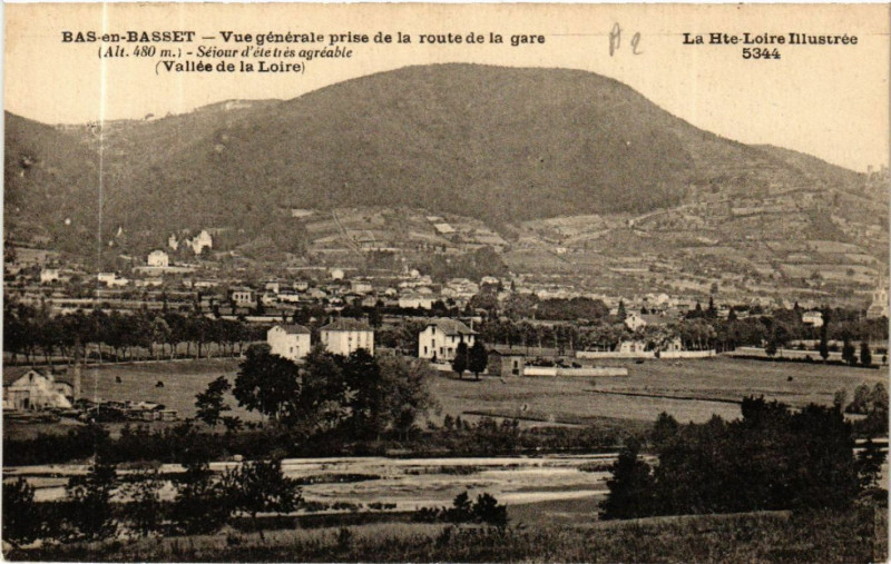 Carte postale ancienne Bas-en-Basset - Vue generale prise de la route de la gare Alt 480 m à Bas-en-Basset