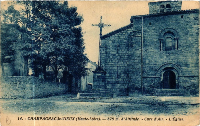 Carte postale ancienne Champagnac-le-Vieux (Haute-Loire) 8787m d'Alt.-Cure d'Air-L'eglise à Champagnac-le-Vieux