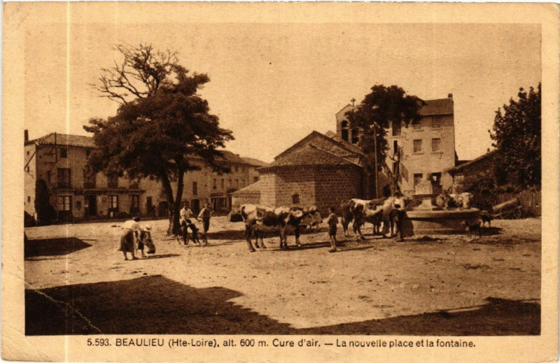Carte postale ancienne Beaulieu (Hte-Loire) alt 600 m Cure d'air - La nouvelle place et la à Beaulieu
