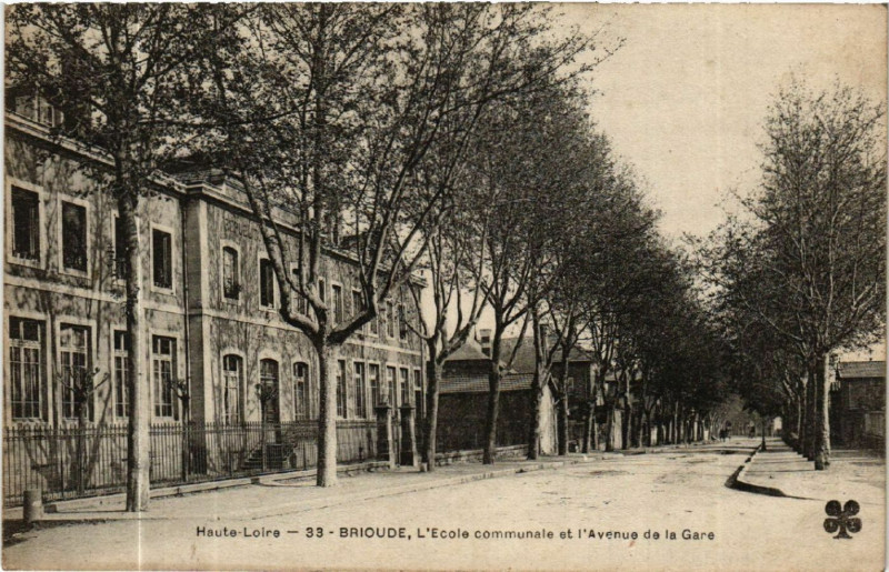 Carte postale ancienne Haute-Loire - Brioude, l'Ecole communale et l'Avenue de la Gare à Brioude
