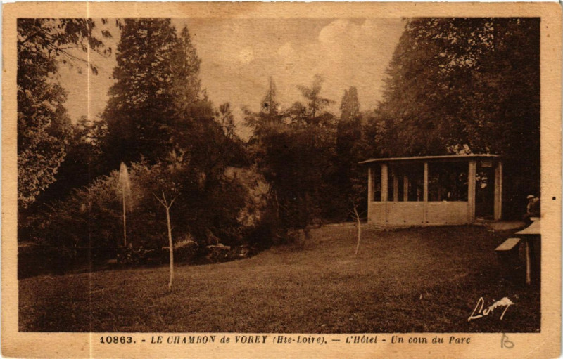 Carte postale ancienne Le Chambon de Vorey (Hte-Loire) - L'Hotel - Un coin du Parc à Vorey