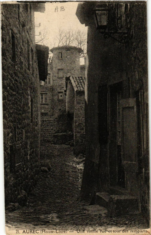 Carte postale ancienne Aurec (Haute-Loire) - Une vieille rue et tour des remparts