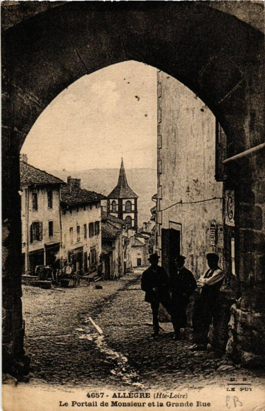 Carte postale ancienne Allegre (Hte-Loire) - Le Portail de Monsieur et la Grande Rue à Allègre