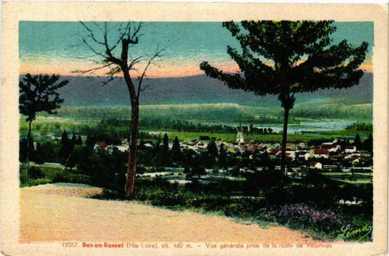 Carte postale ancienne Bas-en-Basset (Hte-Loire) alt 460 m- Vue generale prise de la route à Bas-en-Basset