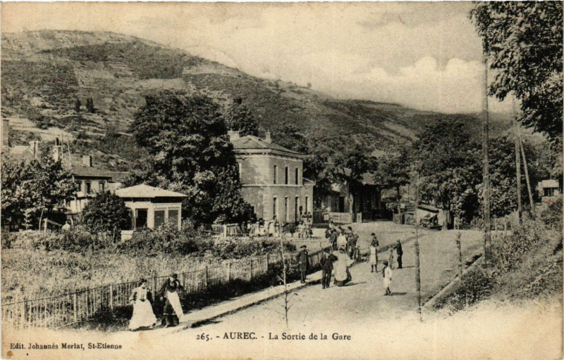 Carte postale ancienne Aurec - La Sortie de la Gare