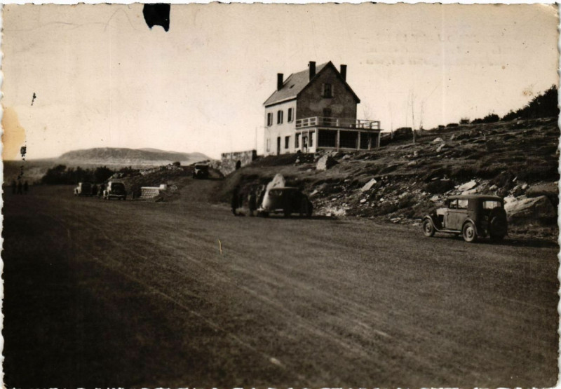 Carte postale ancienne Paysages du Vivarais - Chalet du Touring Club (1450 m) au pied ...