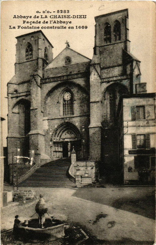 Carte postale ancienne Abbaye de La Chaise-Dieu -Facade de l'Abbaye -La Fontaine construit à La Chaise-Dieu