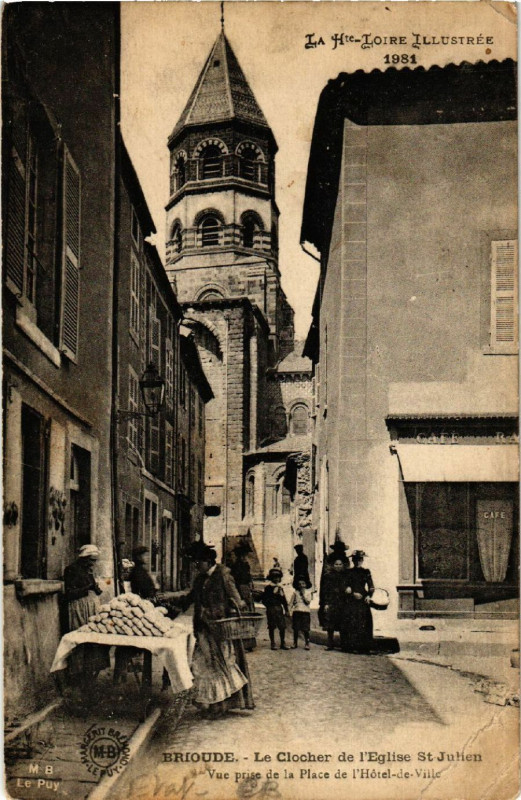 Carte postale ancienne Brioude - Le Clocher de l'Egise St-Julien -Vue prise de la Place de à Brioude