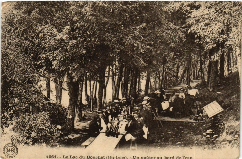 Carte postale ancienne Le Lac du Bouchet (Hte-Loire) - Un gouter au bord de l'eau