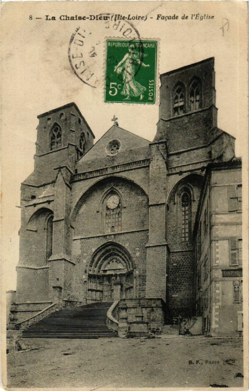 Carte postale ancienne La Chaise-Dieu (Hte-Loire) - Facade de l'eglise à La Chaise-Dieu