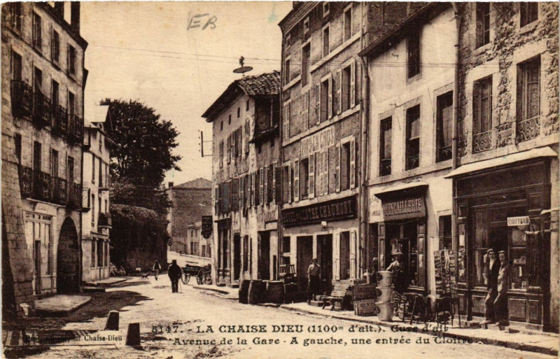 Carte postale ancienne La Chaise-Dieu (1100m d'alt) Cure d'air-Avenue de la Gare -A gauche à La Chaise-Dieu