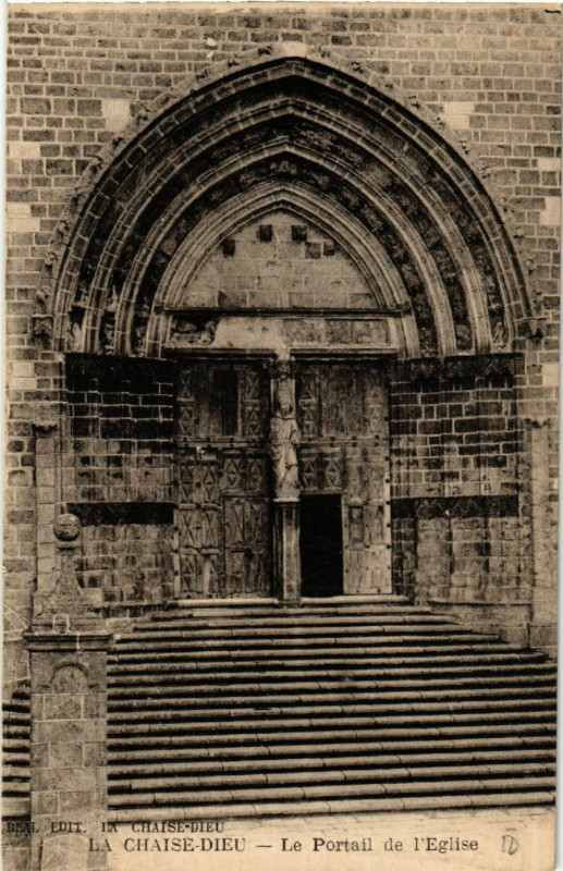 Carte postale ancienne La Chaise-Dieu - Le Portail de l'Eglise à La Chaise-Dieu
