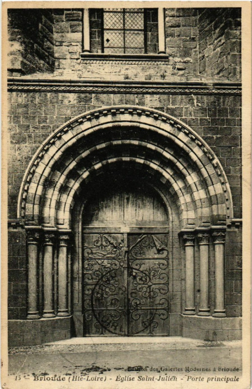 Carte postale ancienne Brioude(Hte-Loire) - eglise Saint-Julien -Porte principale à Brioude