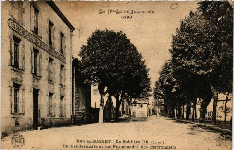 Carte postale ancienne Bas-en-Basset - La Sablieree (Alt 480 m) - La Gendarmerie et les à Bas-en-Basset