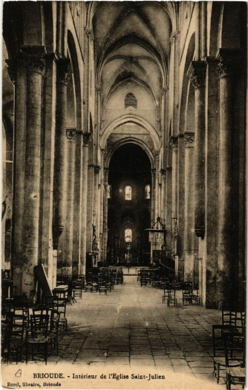 Carte postale ancienne Brioude - Interieur de l'eglise Saint-Julien à Brioude
