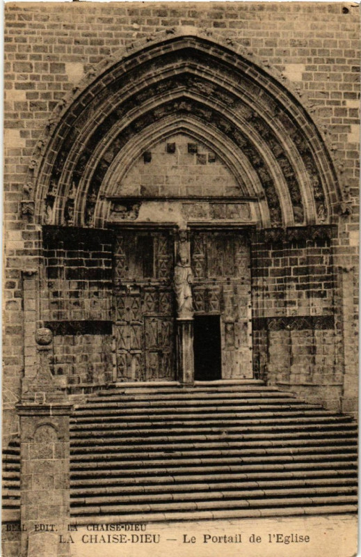 Carte postale ancienne La Chaise-Dieu - Le Portail de l'Eglise à La Chaise-Dieu