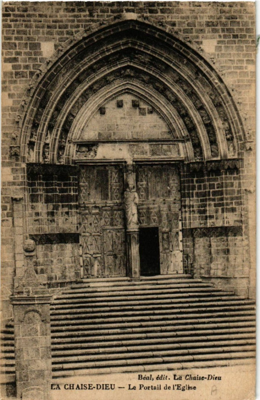 Carte postale ancienne La Chaise-Dieu - Le Portail de l'Eglise à La Chaise-Dieu