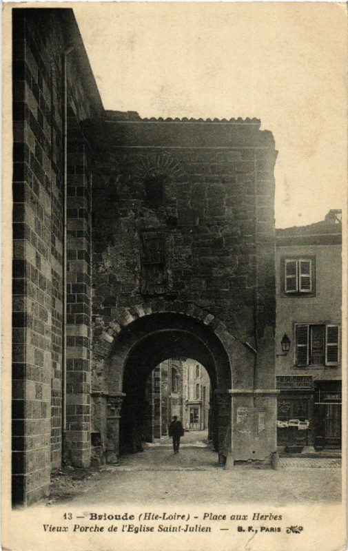 Carte postale ancienne Brioude(Hte-Loire) - Place aux Herbes - Viux Porche de l'Eglise... à Brioude