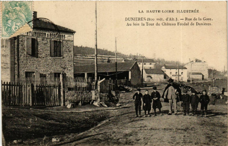 Carte postale ancienne Dunieres (800 m d'Alt) - Rue de la Gare- Au loin la Tour du Chateau à Dunières