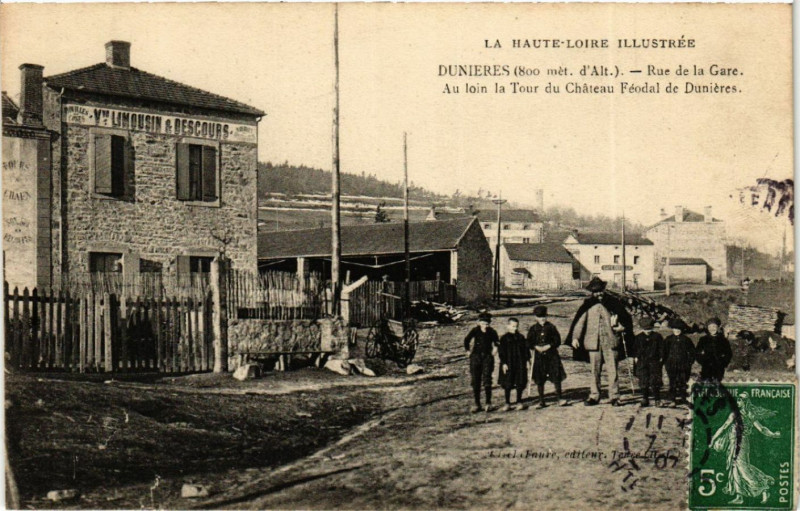 Carte postale ancienne Dunieres (800 m d'Alt) - Rue de la Gare- Au loin la Tour du Chateau à Dunières