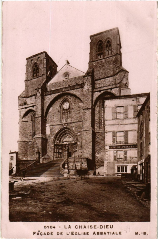 Carte postale ancienne La Chaise-Dieu - Facade de l'Eglise Abbatiale à La Chaise-Dieu
