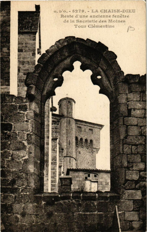 Carte postale ancienne La Chaise-Dieu- Reste d'une ancienne fenetre de la Sacristie des à La Chaise-Dieu