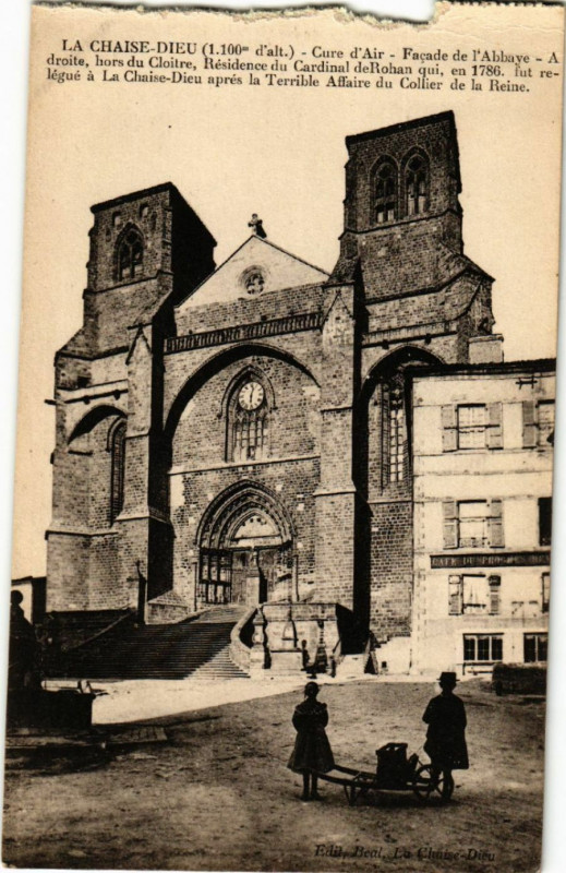 Carte postale ancienne La Chaise-Dieu (1100m ) -Cure d'air -Facade de l'Abbaye -A droite à La Chaise-Dieu