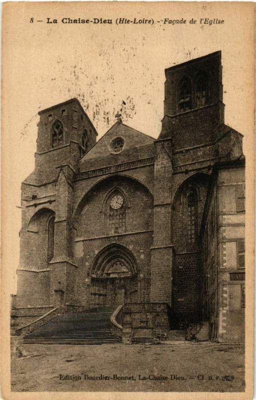 Carte postale ancienne La Chaise-Dieu (Hte-Loire) - Facade de l'Eglise à La Chaise-Dieu