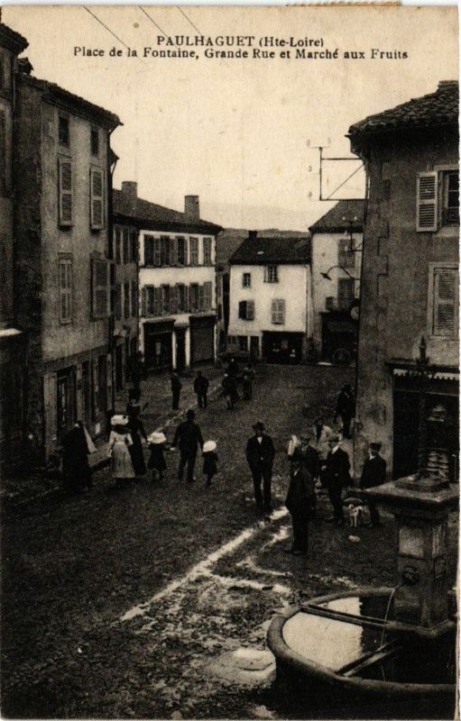 Carte postale ancienne Paulhaguet (Hte-Loire) - Place de la Fontaine Grande Rue et Marché à Paulhaguet
