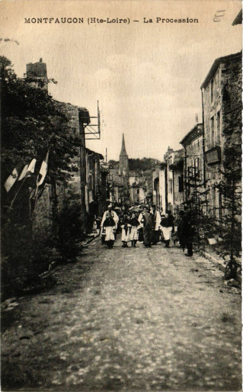 Carte postale ancienne Montfaucon (Hte-Loire) - La Procession