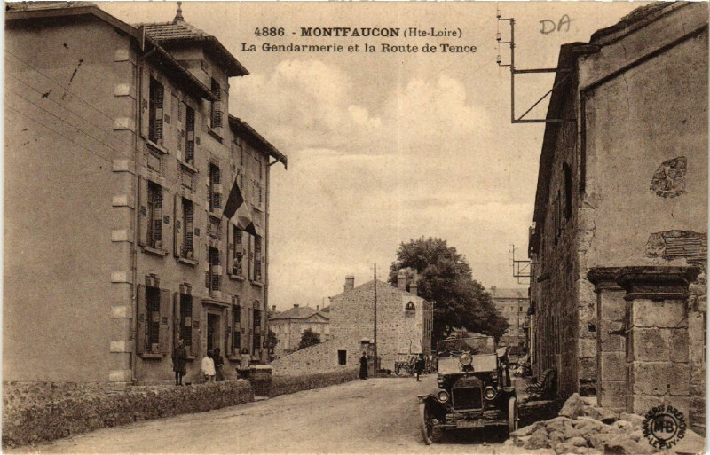 Carte postale ancienne Montfaucon (Hte-Loire) - La Gendarmerie et la Route de-Tence à Tence