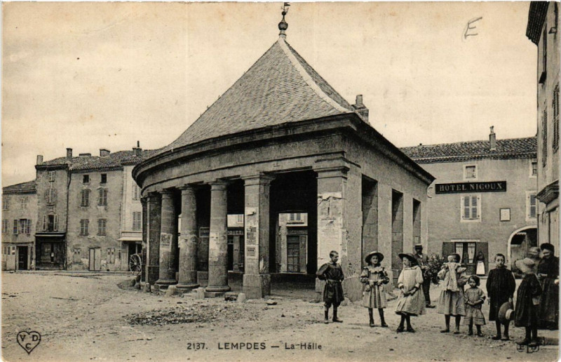 Carte postale ancienne Lempdes - La Halle