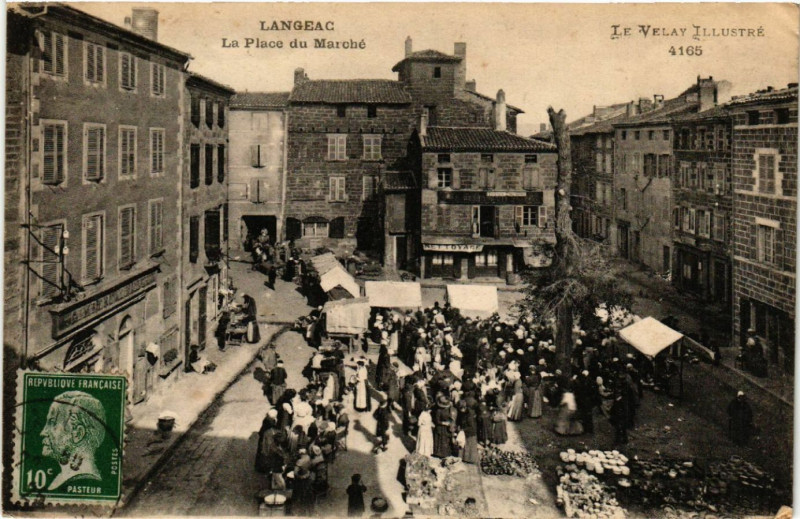 Carte postale ancienne Langeac - La Place de Marché à Langeac