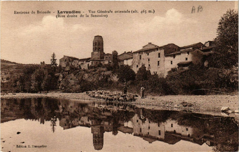 Carte postale ancienne Env. de Brioude - Lavaudieu - Vue générale orientale (alt 465 m) à Brioude