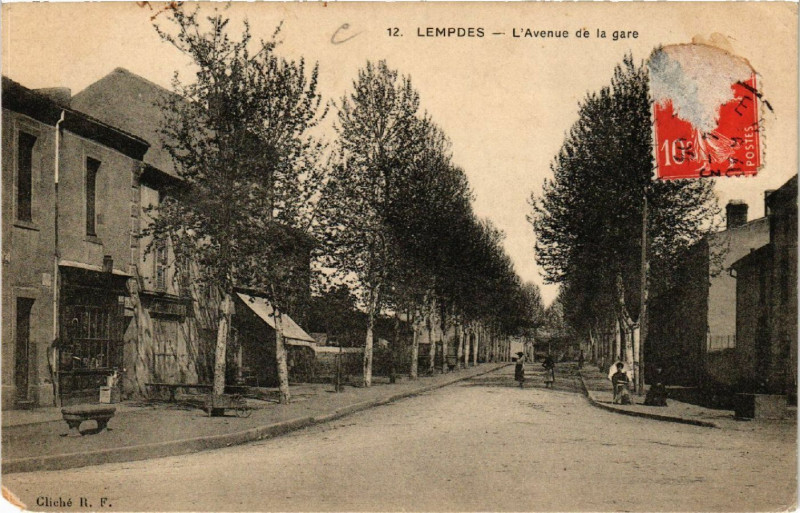 Carte postale ancienne Lempdes - L'Avenue de la gare