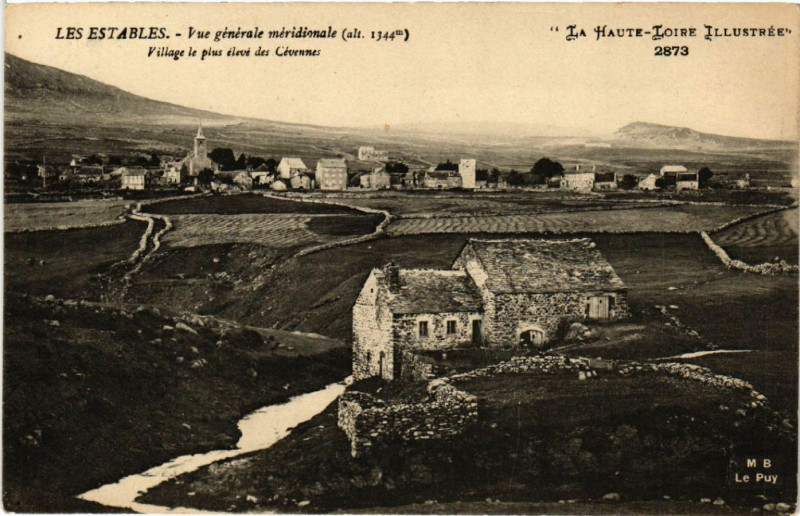 Carte postale ancienne Les Estables - Vue générale meridionale (alt 1344 m) - Village aux Estables