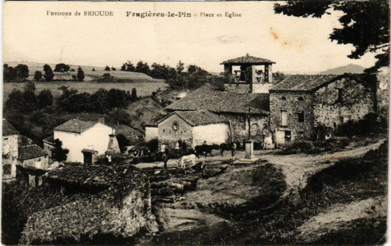 Carte postale ancienne Env. de Brioude - Frugieres-le-Pin - Place et Eglise à Brioude