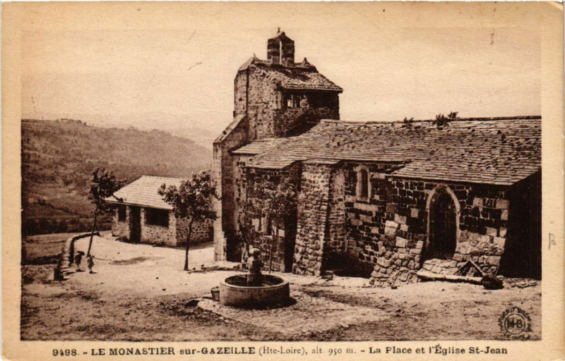 Carte postale ancienne Le Monastier-sur-Gazeille (Hte-Loire) alt 950 m - La Place et au Monastier-sur-Gazeille